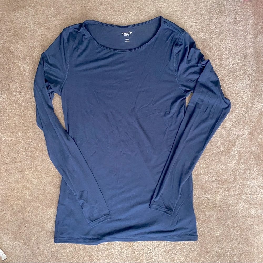 💥3/$15 Old Navy Active Long-Sleeved tops. Two shirts being sold together.